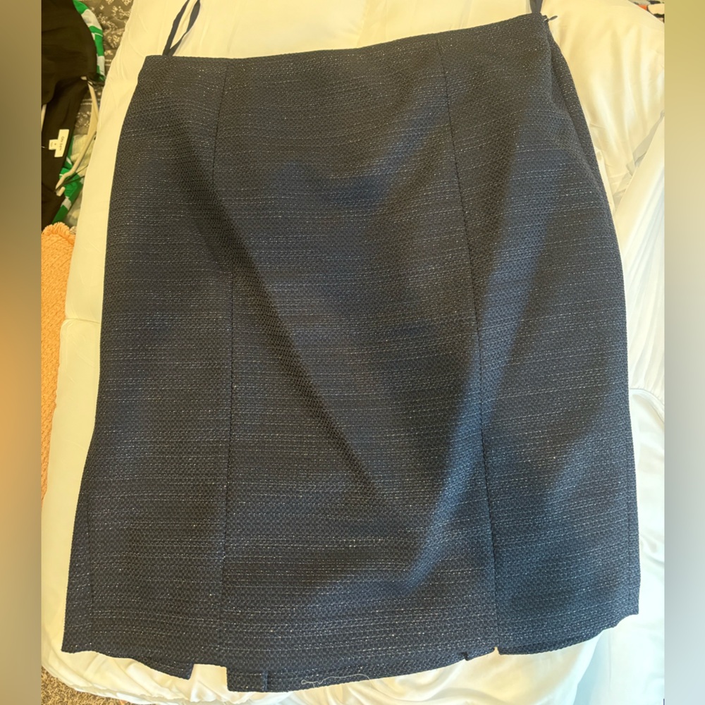 Beautiful navy two piece suit by Le Suit. Perfect condition, worn once. - Picture 5 of 9